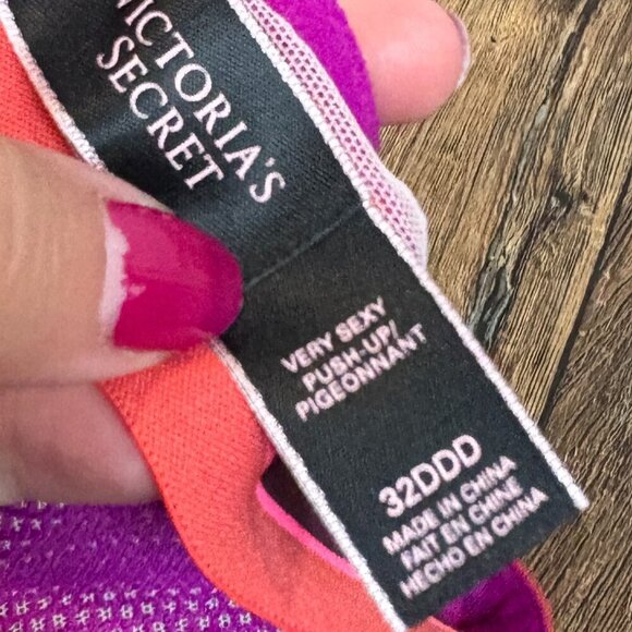 Victoria's Secret Very Sexy Push Up lacy bra - Picture 2 of 3